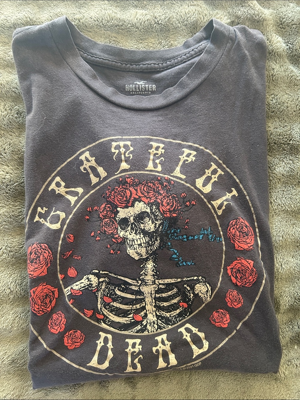 Hollister Black Graphic Tee with Red Rose & Cream Skull Art